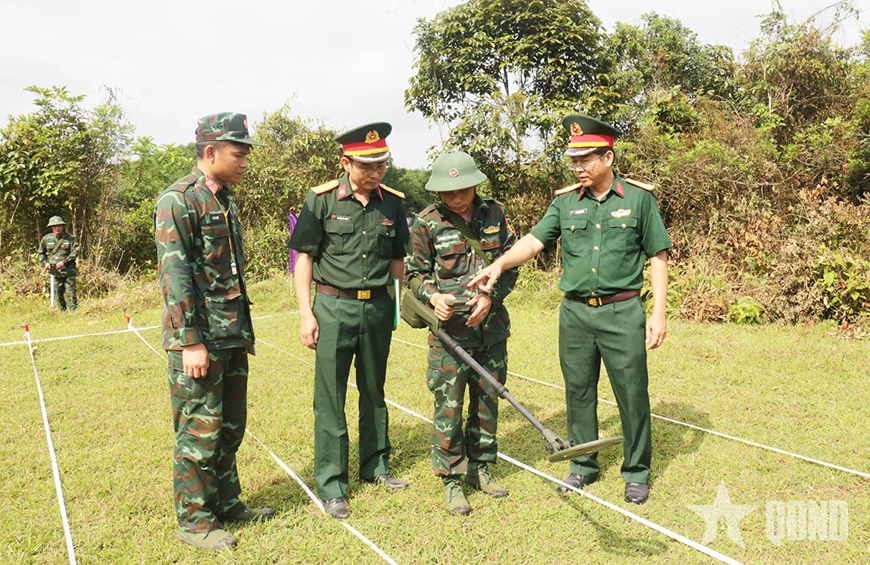 Quân khu 3 kiểm tra công tác rà phá bom mìn, vật nổ trên tuyến biên giới